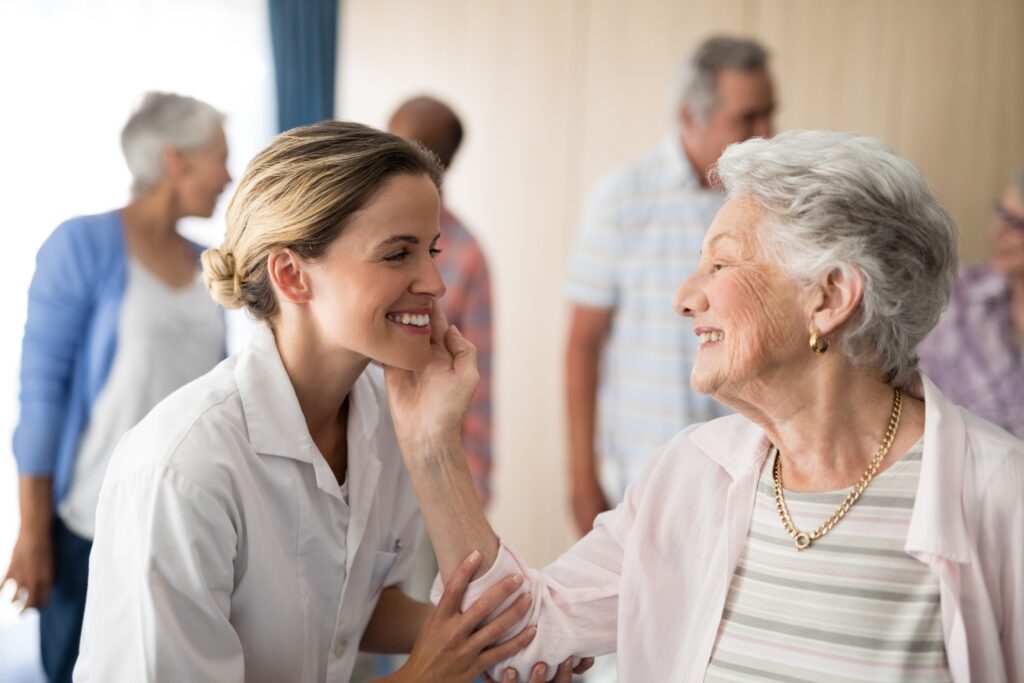 Seniorin mit Pflegerin