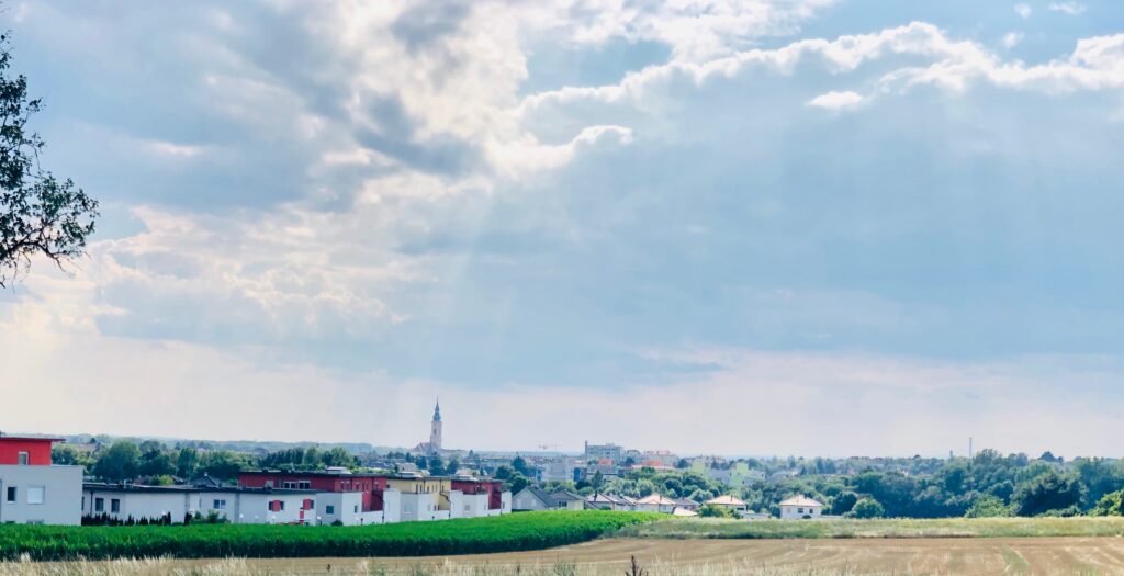 Stockerau mit Kirchturm